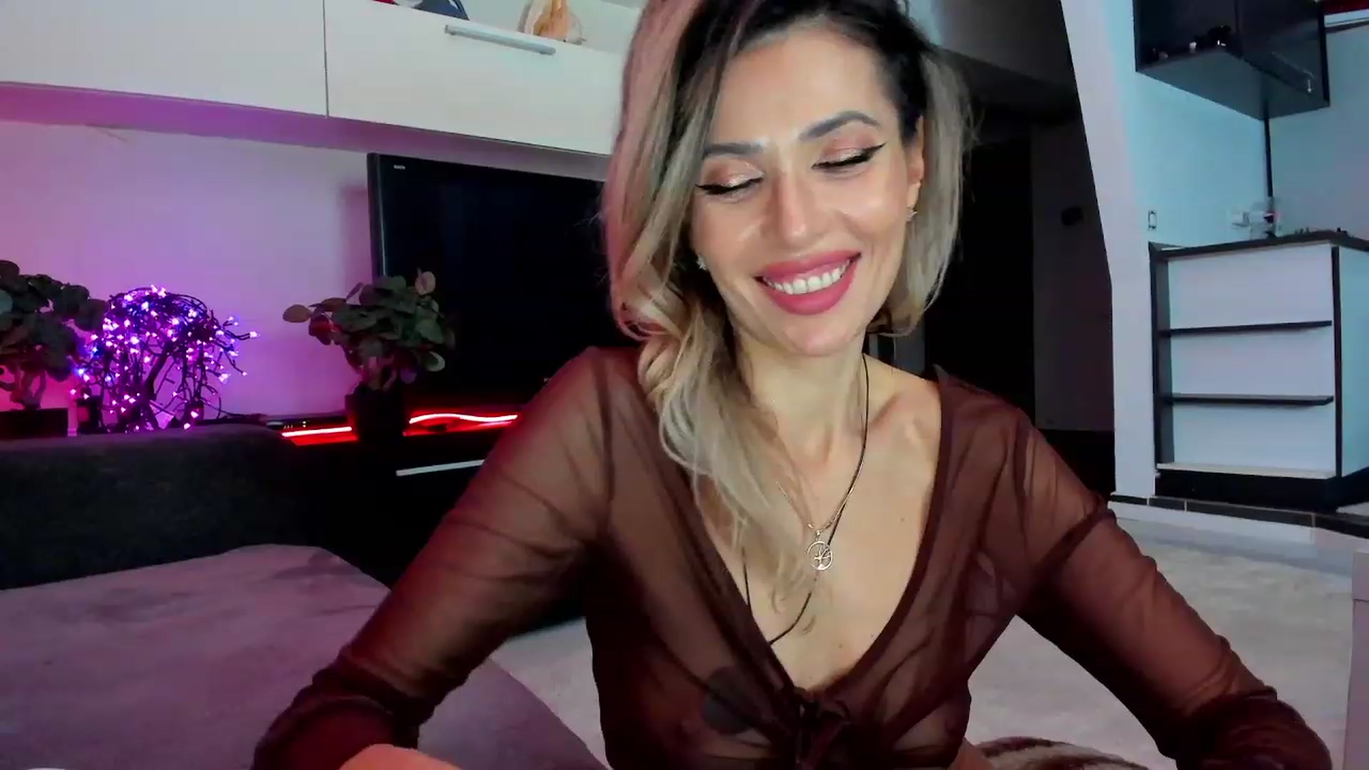 Gallery image thumbnail from SmileyTinaa's myfreecams stream on, 03/14/2024, 04:04 image 2 of 20