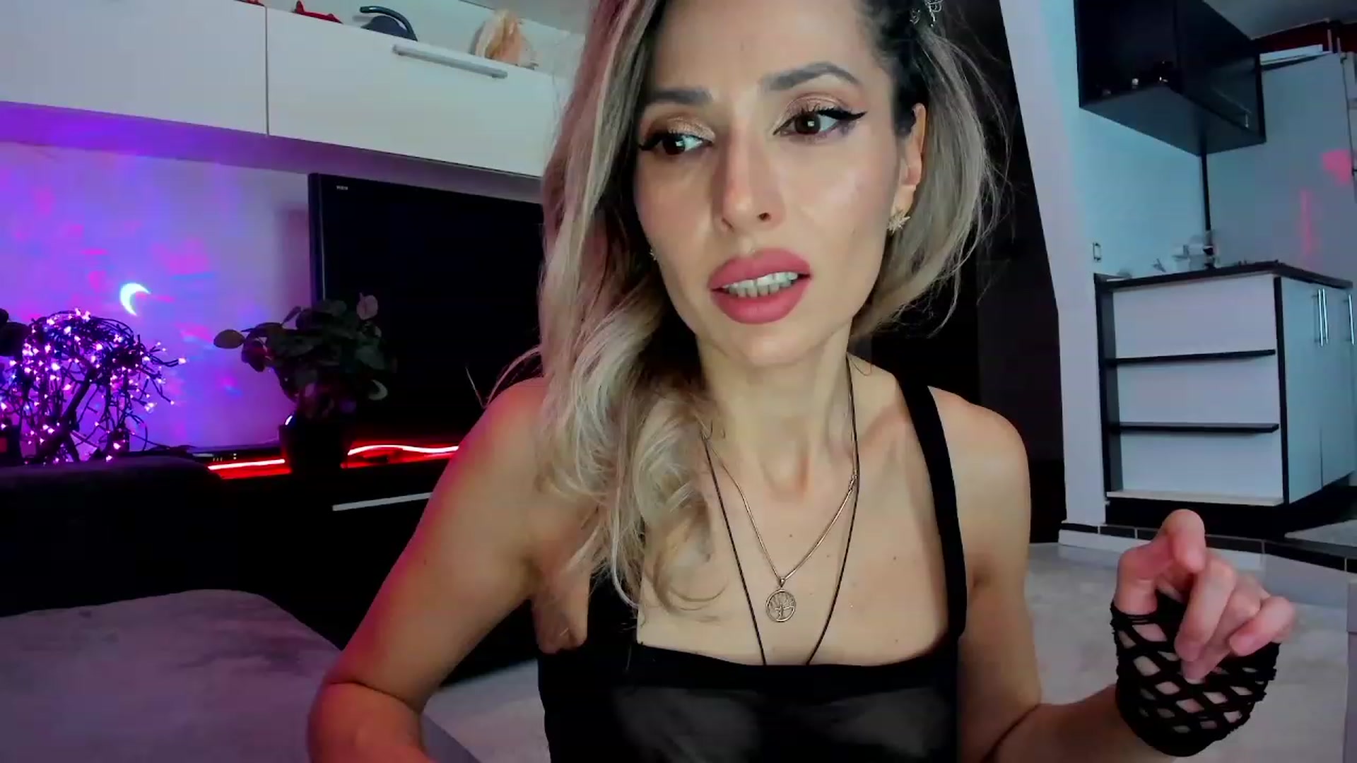 Gallery image thumbnail from SmileyTinaa's myfreecams stream on, 03/16/2024, 24:04 image 10 of 20