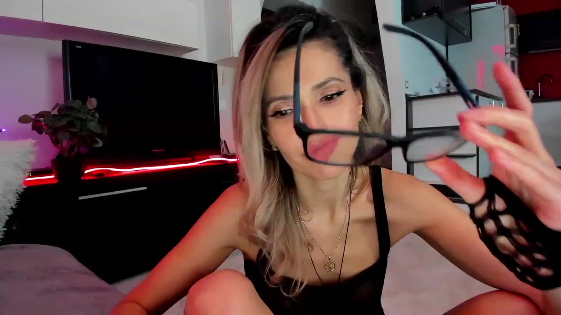 Gallery image thumbnail from SmileyTinaa's myfreecams stream on, 03/16/2024, 06:01 image 16 of 20
