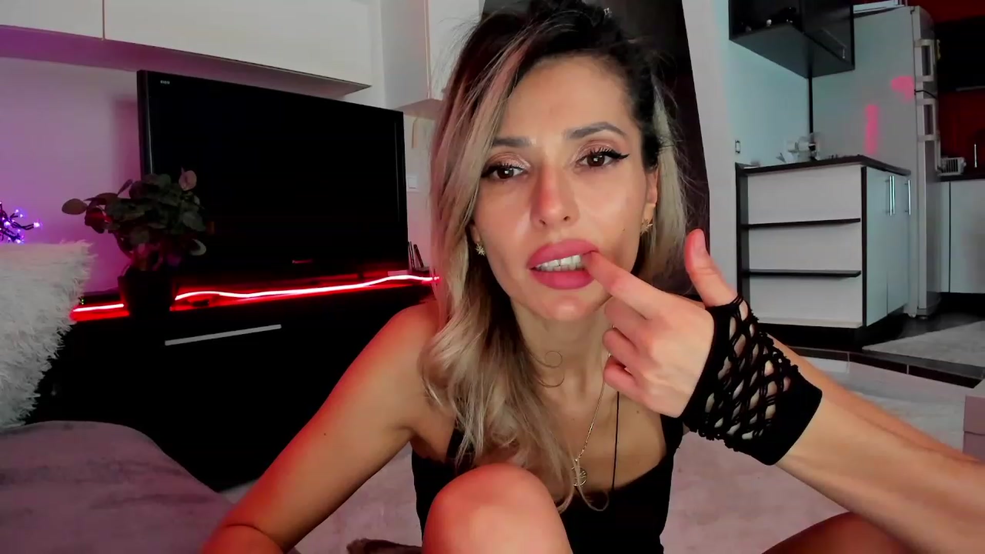 Gallery image thumbnail from SmileyTinaa's myfreecams stream on, 03/16/2024, 06:01 image 11 of 20