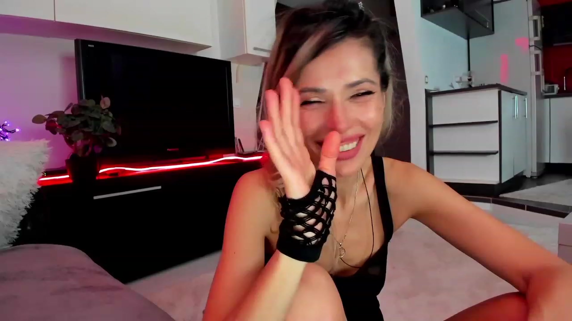 Gallery image thumbnail from SmileyTinaa's myfreecams stream on, 03/16/2024, 06:01 image 10 of 20