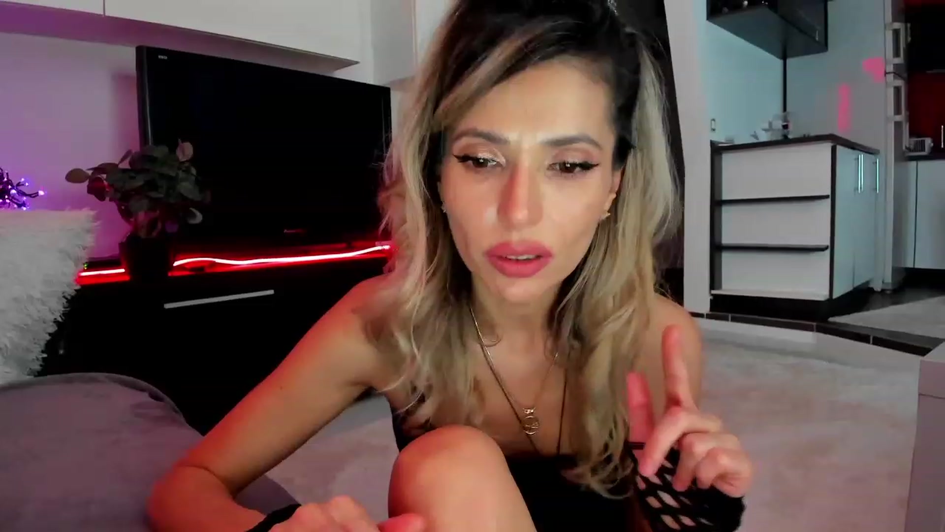 Gallery image thumbnail from SmileyTinaa's myfreecams stream on, 03/16/2024, 06:01 image 6 of 20