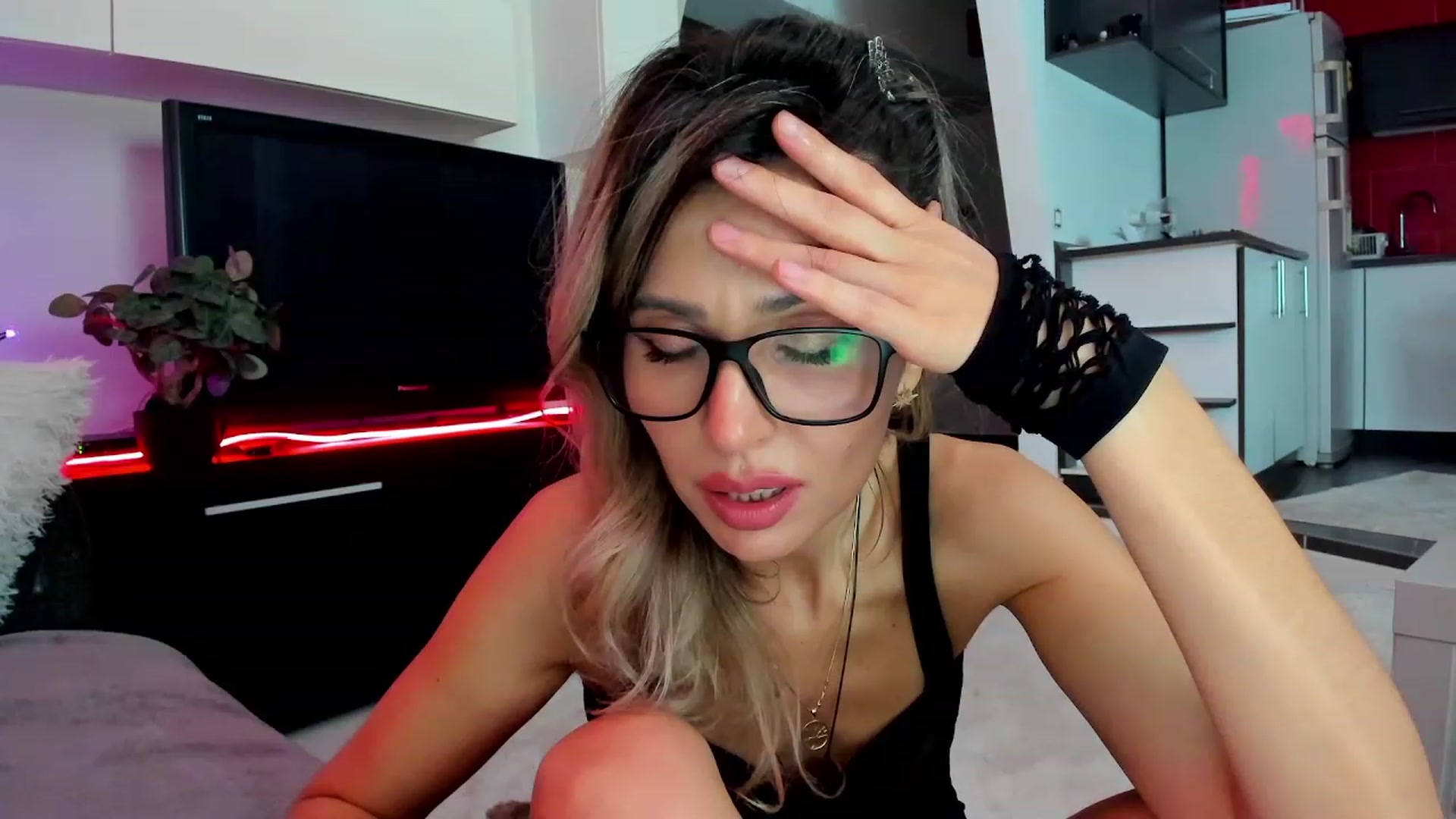 Gallery image thumbnail from SmileyTinaa's myfreecams stream on, 03/16/2024, 06:01 image 14 of 20
