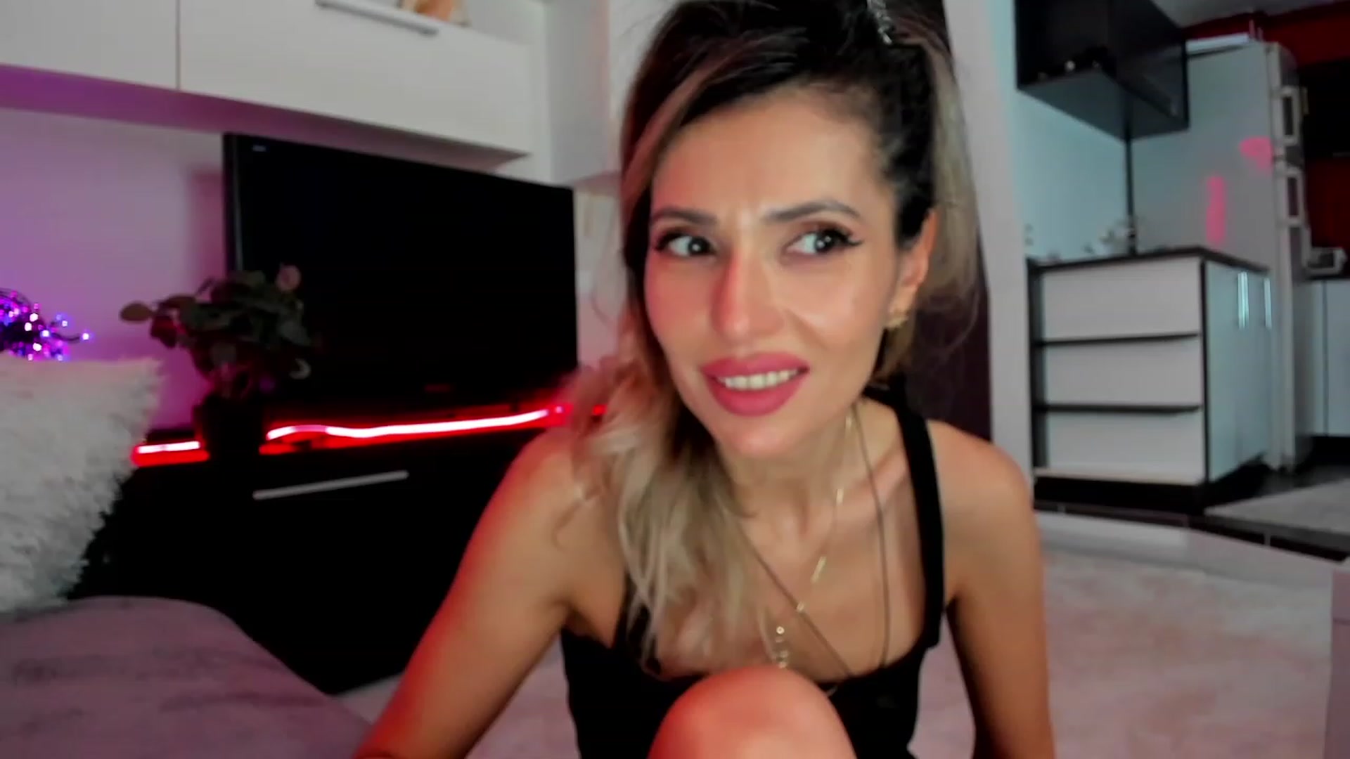 Gallery image thumbnail from SmileyTinaa's myfreecams stream on, 03/16/2024, 06:01 image 8 of 20