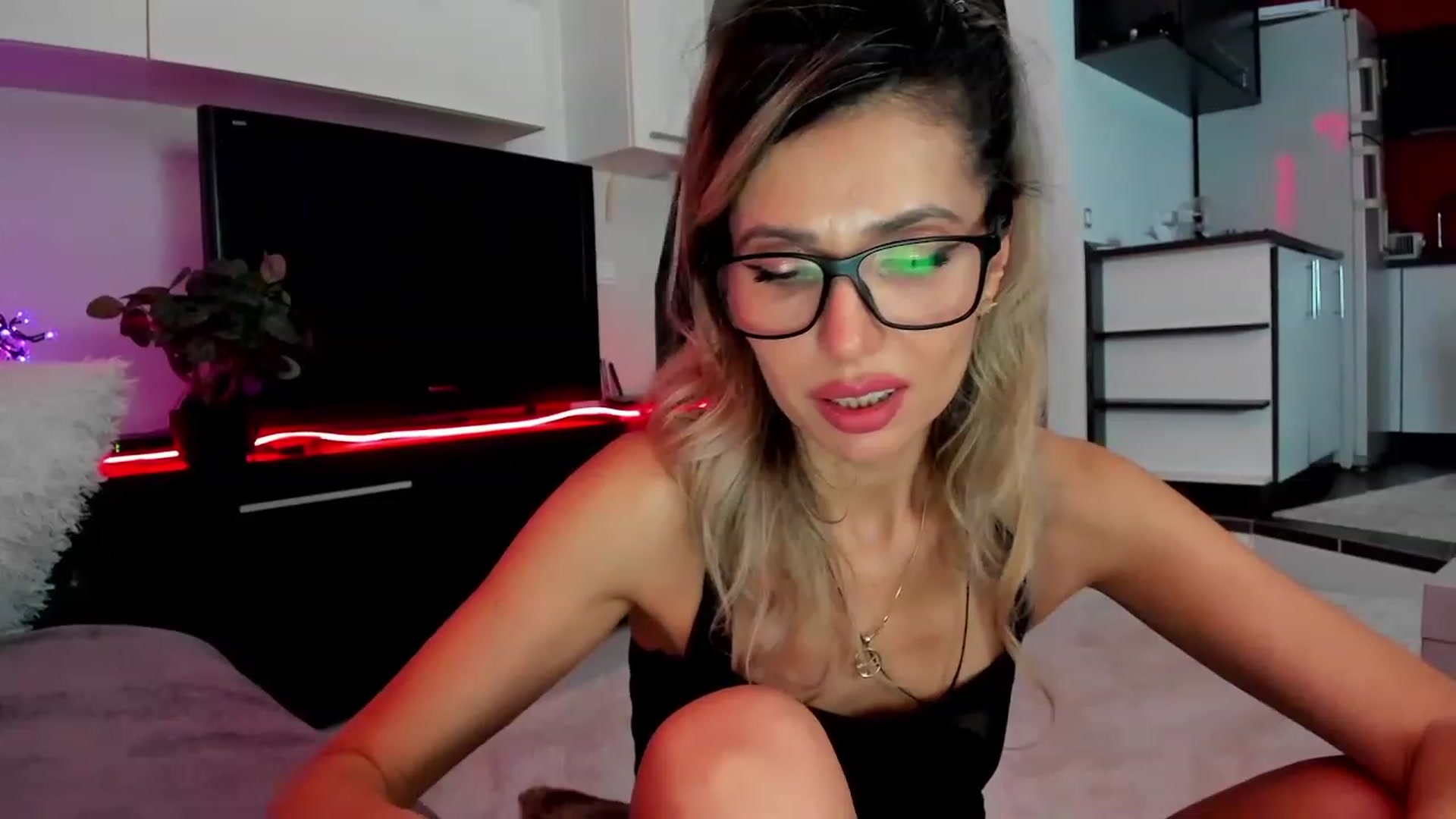 Gallery image thumbnail from SmileyTinaa's myfreecams stream on, 03/16/2024, 06:01 image 9 of 20