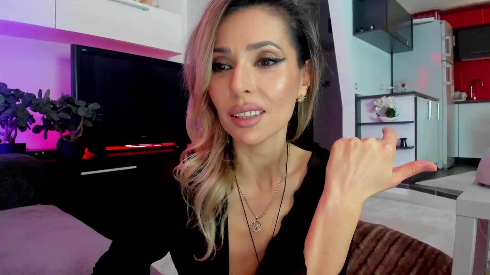 Gallery image thumbnail from SmileyTinaa's myfreecams stream on, 03/21/2024, 24:13 image 15 of 20