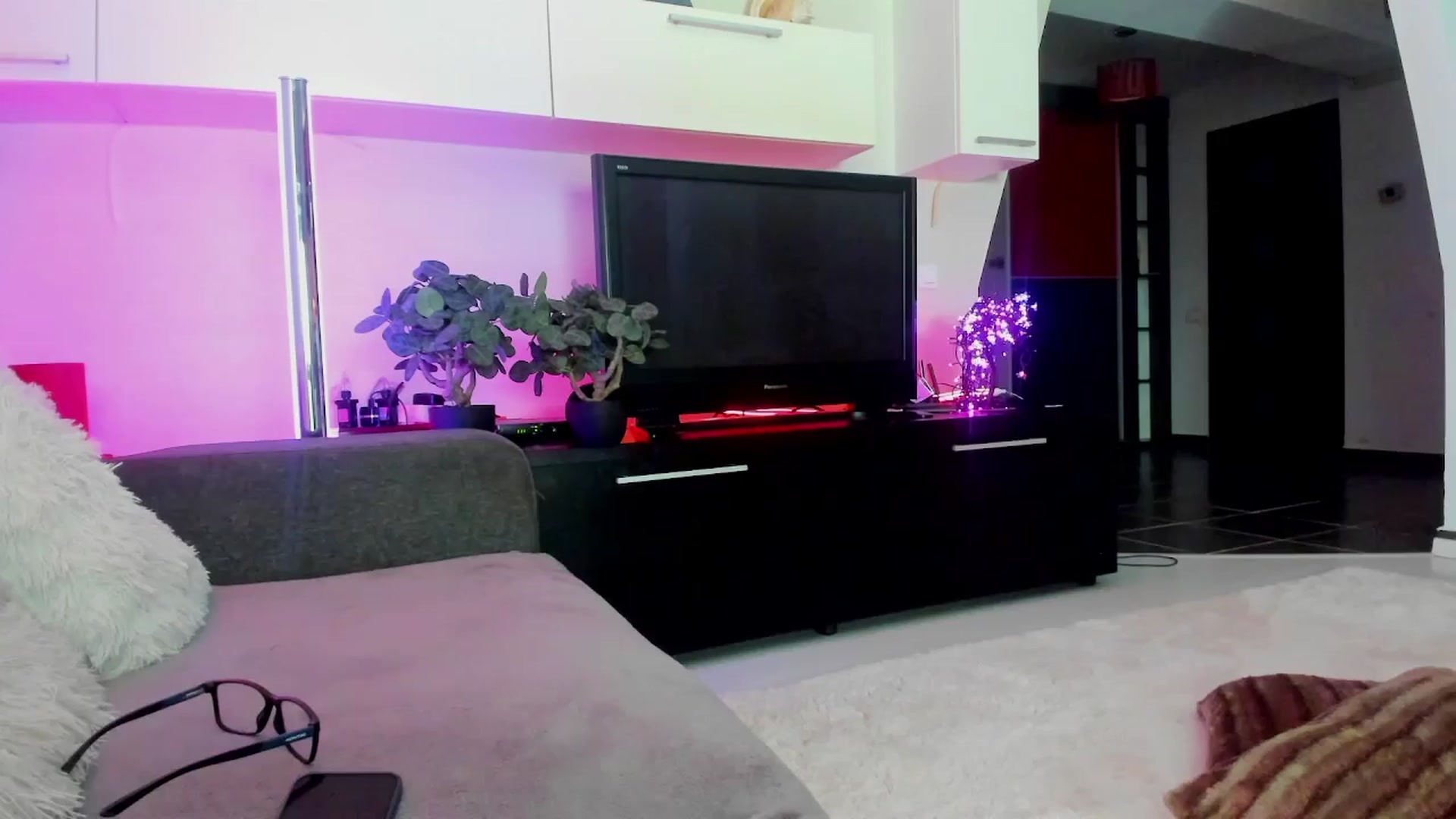 Gallery image thumbnail from SmileyTinaa's myfreecams stream on, 03/21/2024, 24:13 image 18 of 20