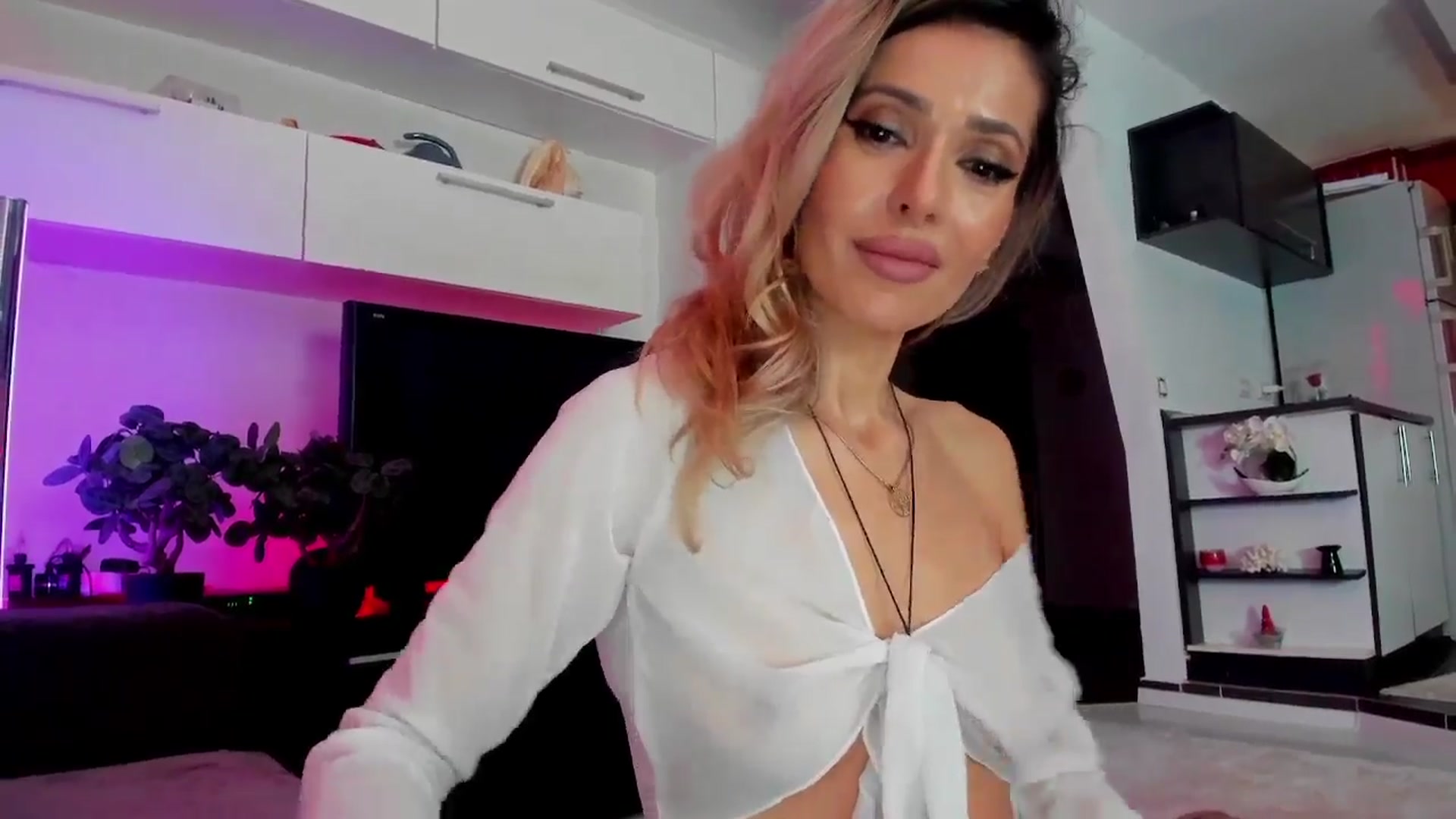 Gallery image thumbnail from SmileyTinaa's myfreecams stream on, 03/21/2024, 24:13 image 20 of 20