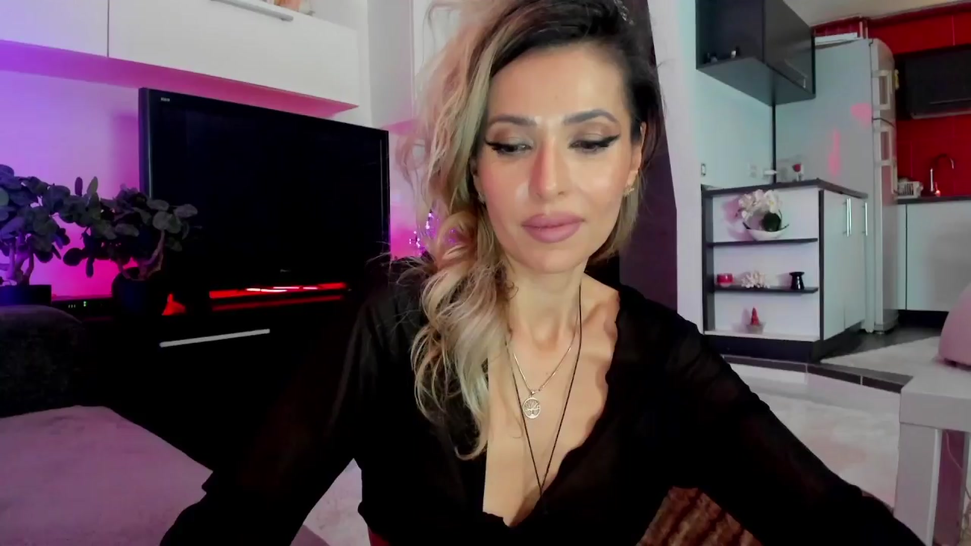 Gallery image thumbnail from SmileyTinaa's myfreecams stream on, 03/21/2024, 24:13 image 16 of 20