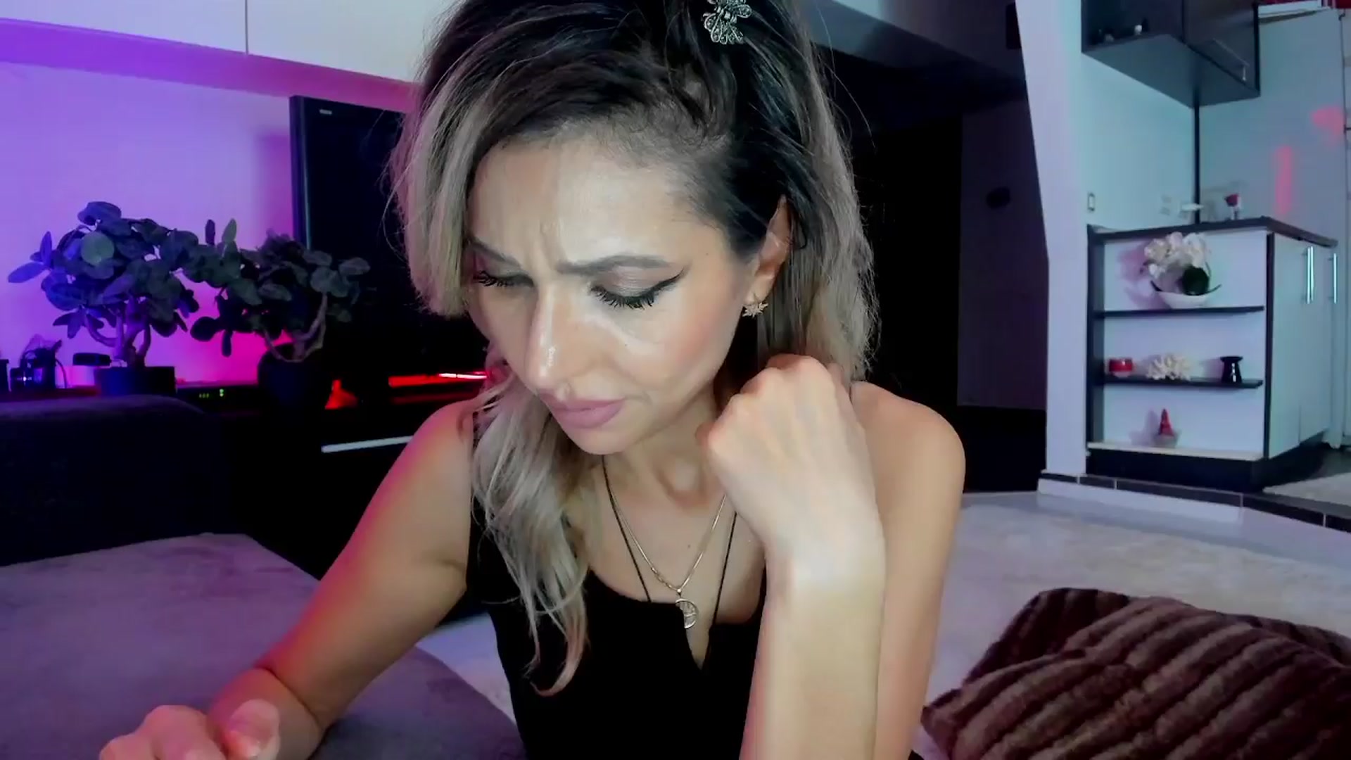 Gallery image thumbnail from SmileyTinaa's myfreecams stream on, 03/21/2024, 24:57 image 9 of 20