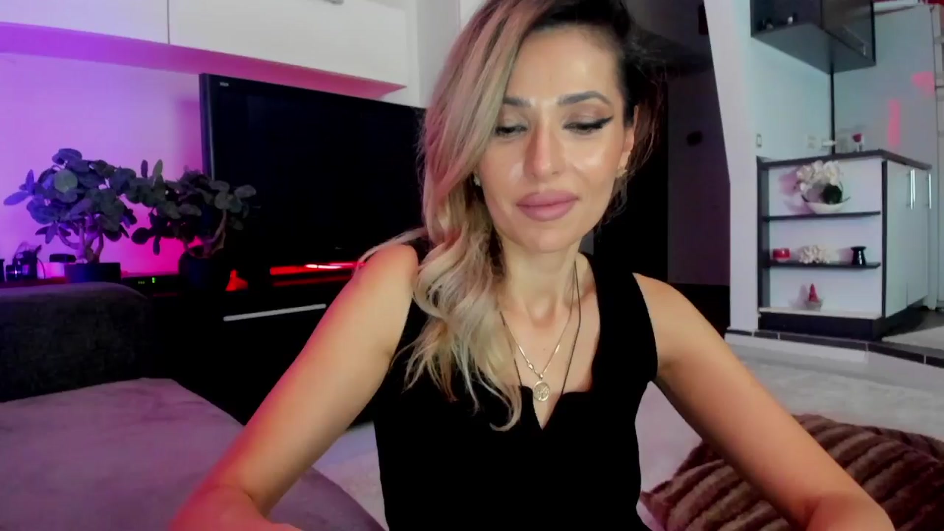 Gallery image thumbnail from SmileyTinaa's myfreecams stream on, 03/21/2024, 24:57 image 16 of 20