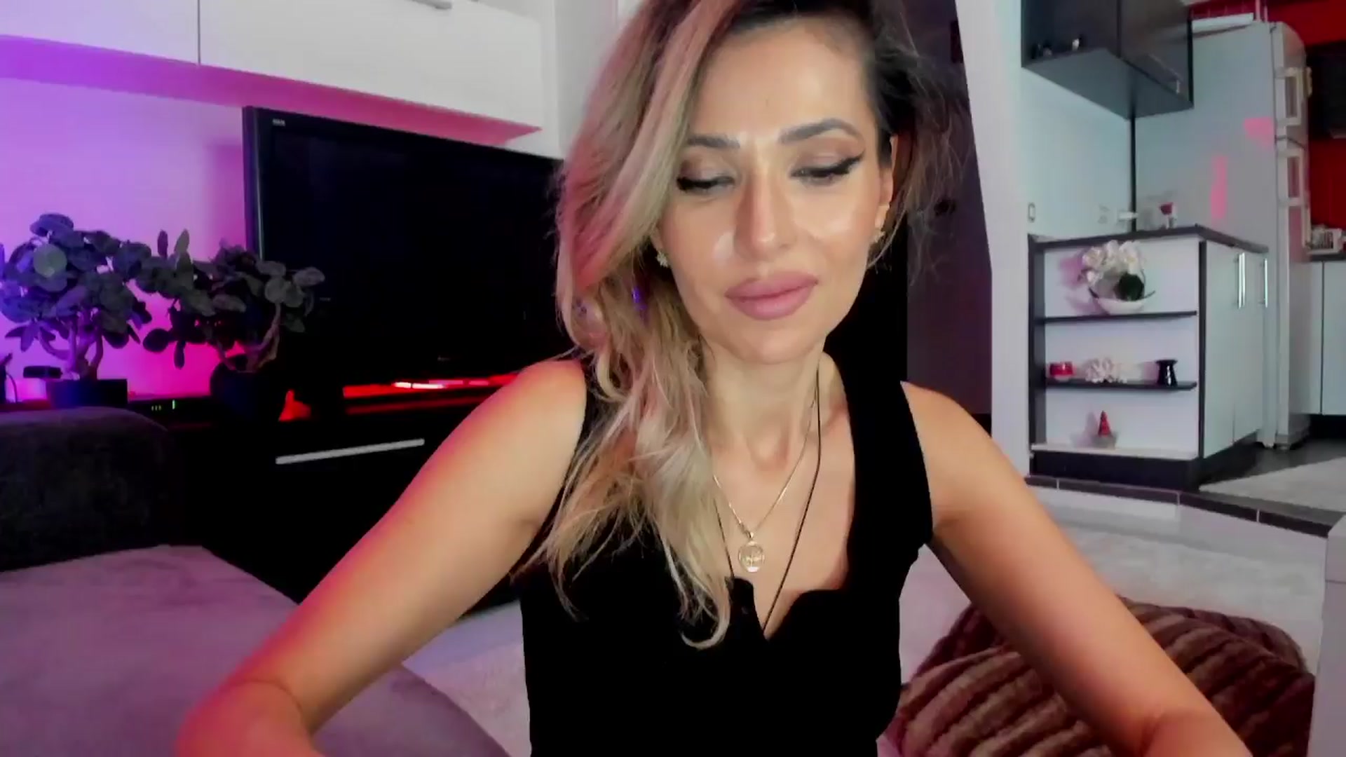 Gallery image thumbnail from SmileyTinaa's myfreecams stream on, 03/21/2024, 24:57 image 1 of 20