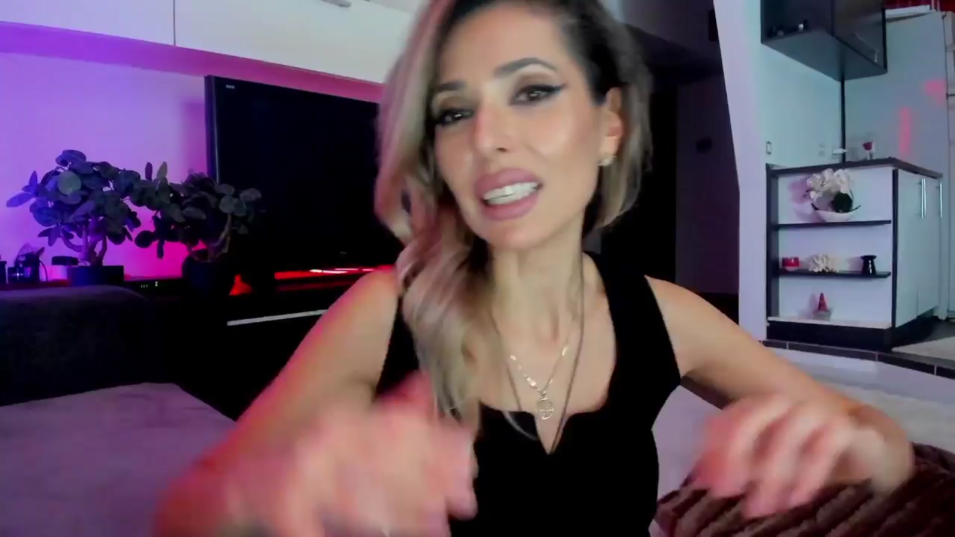 Gallery image thumbnail from SmileyTinaa's myfreecams stream on, 03/21/2024, 24:57 image 5 of 20