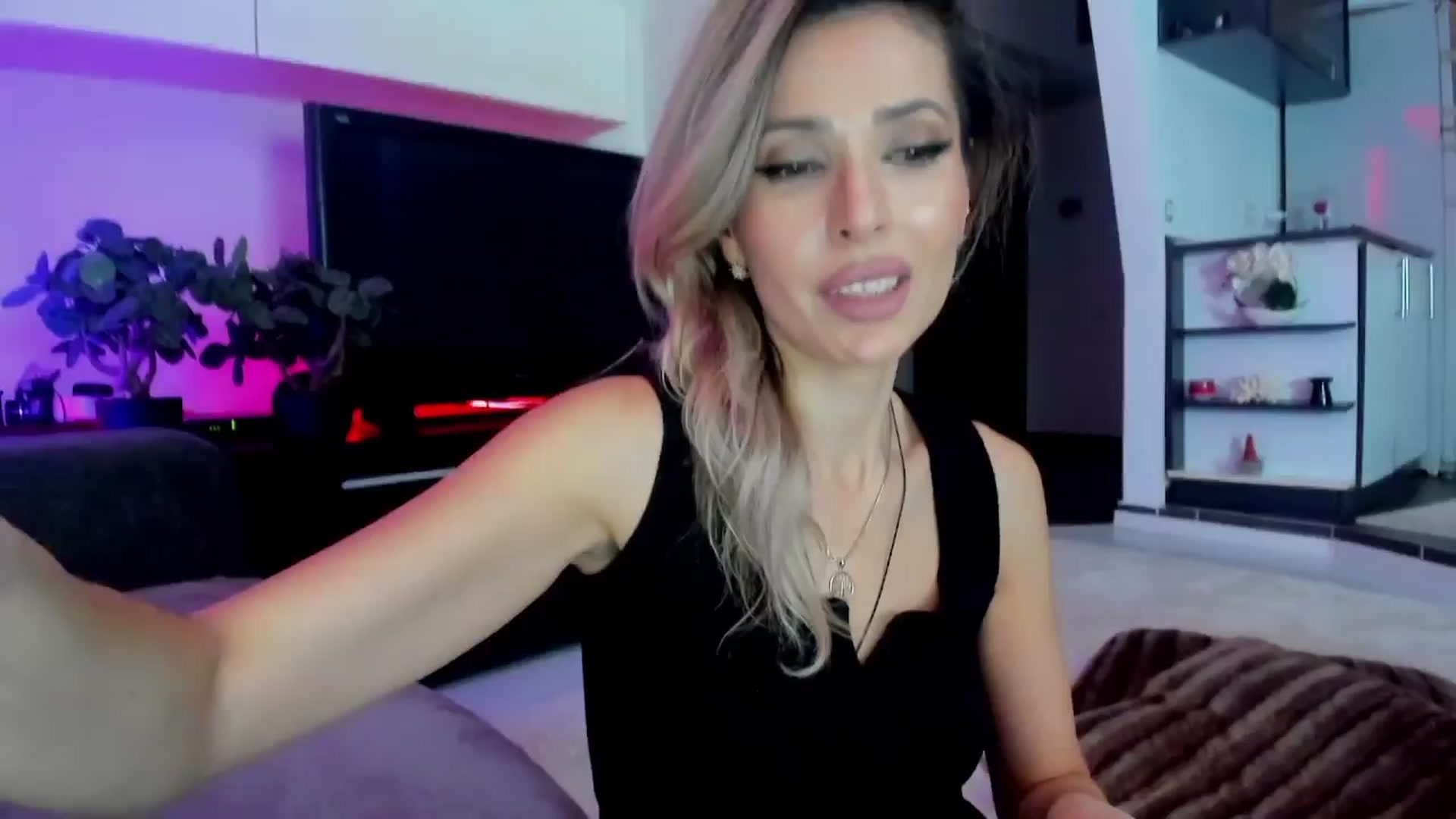 Gallery image thumbnail from SmileyTinaa's myfreecams stream on, 03/21/2024, 24:57 image 2 of 20