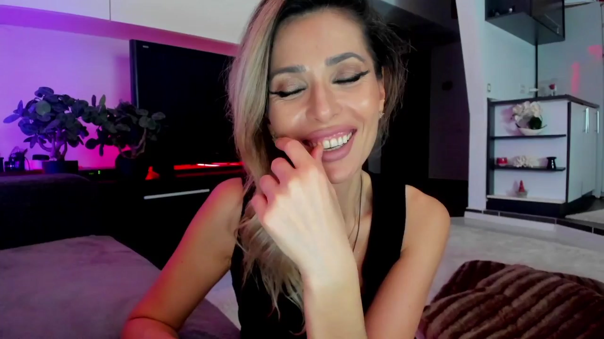 Gallery image thumbnail from SmileyTinaa's myfreecams stream on, 03/21/2024, 24:57 image 17 of 20