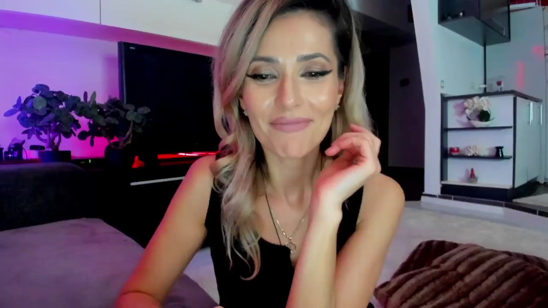 Gallery image thumbnail from SmileyTinaa's myfreecams stream on, 03/21/2024, 24:57 image 13 of 20