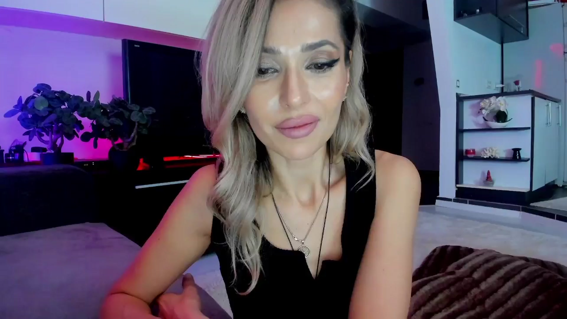 Gallery image thumbnail from SmileyTinaa's myfreecams stream on, 03/21/2024, 24:57 image 10 of 20