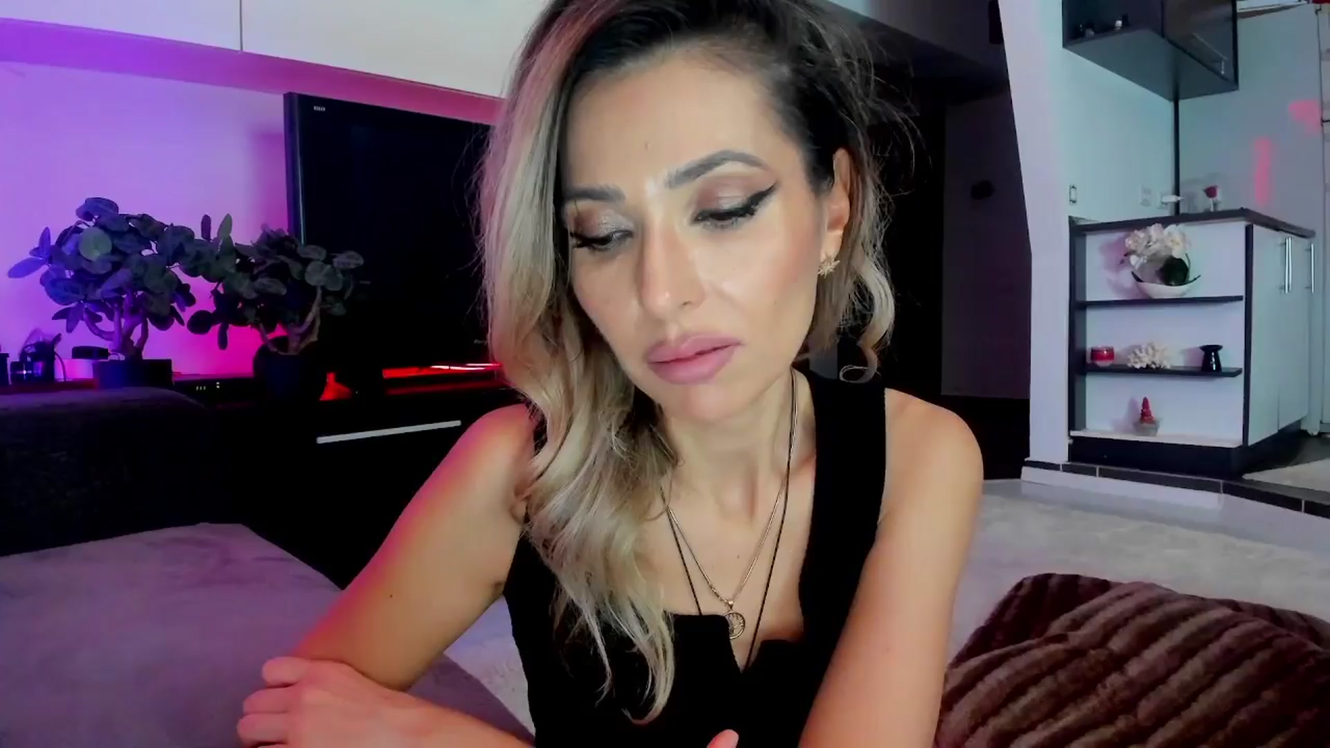 Gallery image thumbnail from SmileyTinaa's myfreecams stream on, 03/21/2024, 24:57 image 20 of 20