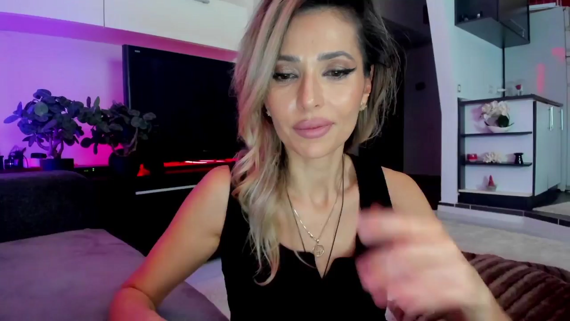 Gallery image thumbnail from SmileyTinaa's myfreecams stream on, 03/21/2024, 24:57 image 6 of 20