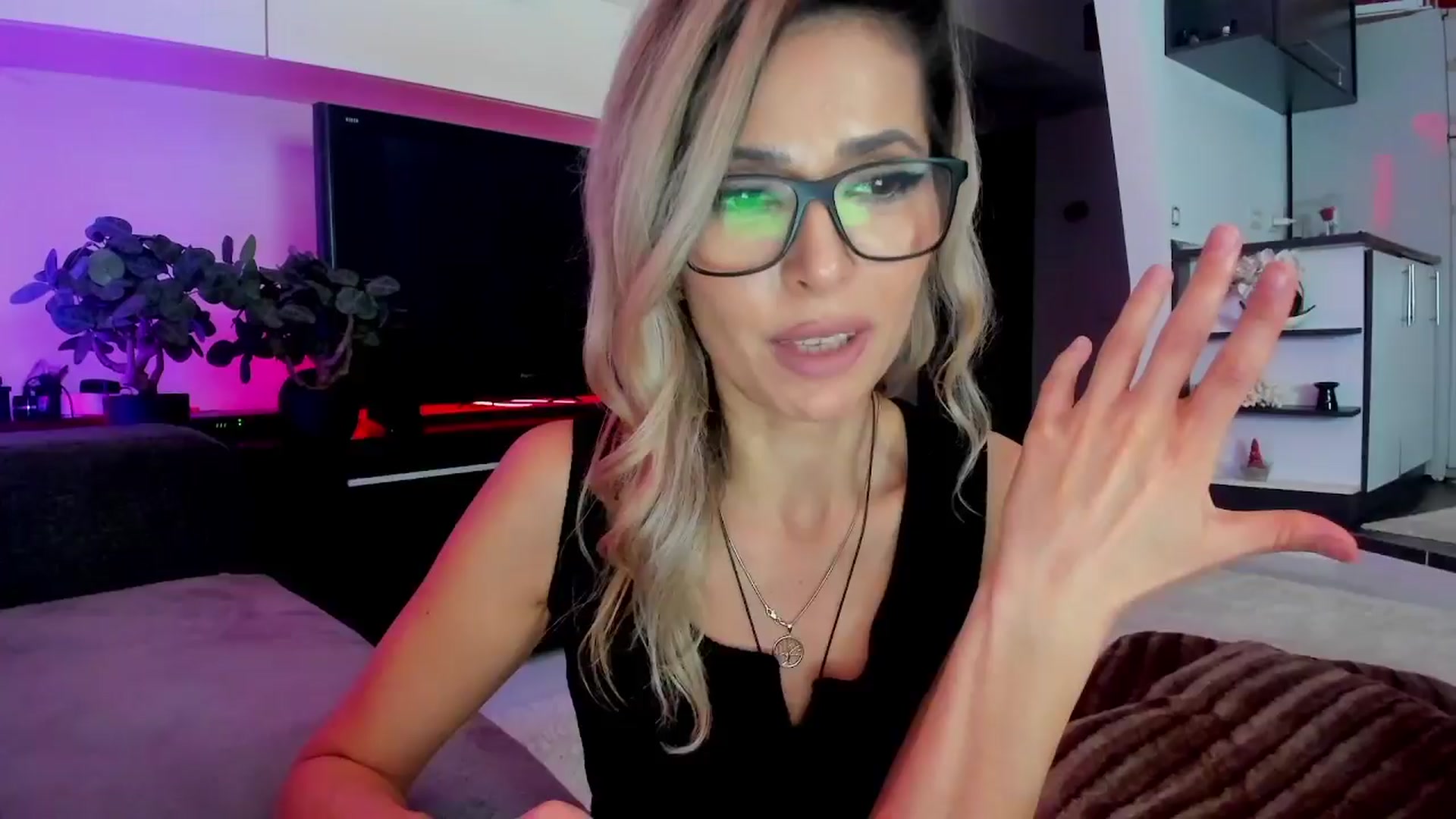 Gallery image thumbnail from SmileyTinaa's myfreecams stream on, 03/21/2024, 24:57 image 12 of 20