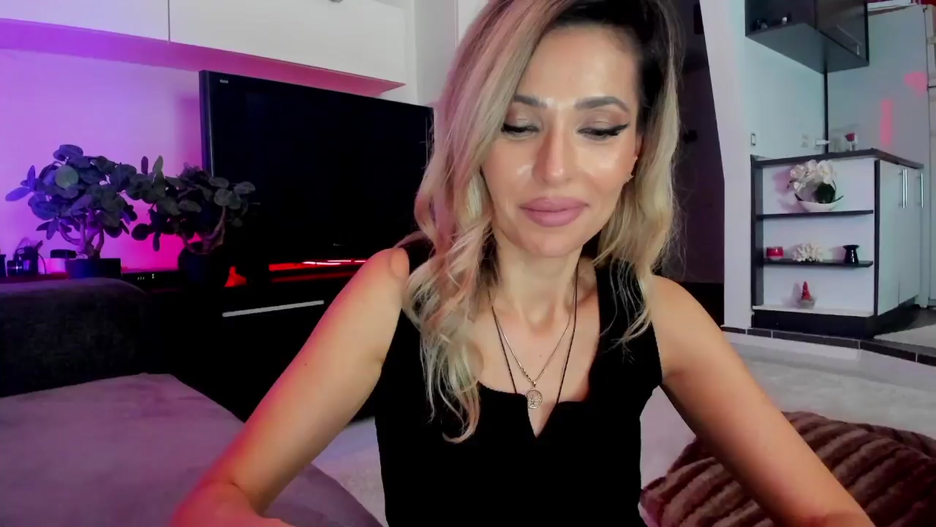Gallery image thumbnail from SmileyTinaa's myfreecams stream on, 03/21/2024, 24:57 image 14 of 20