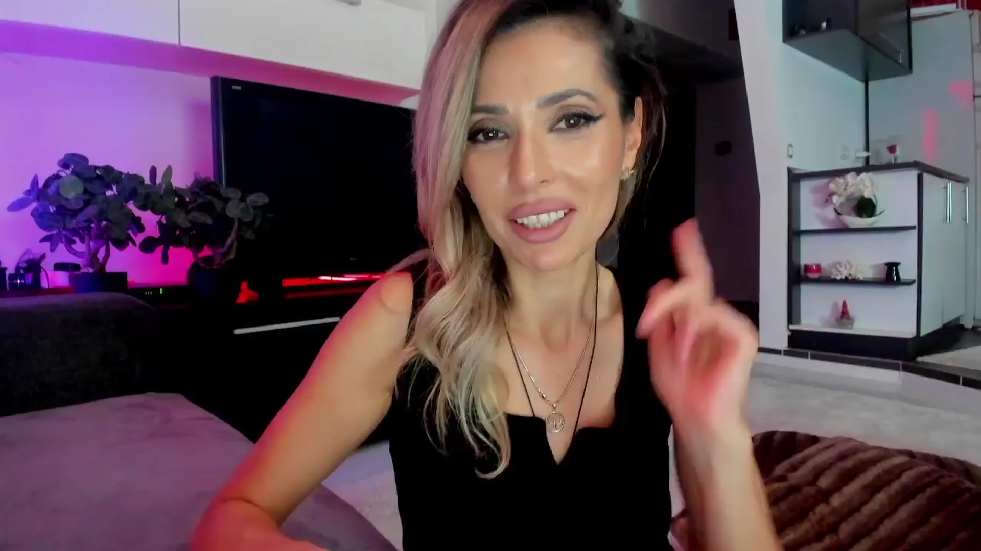 Gallery image thumbnail from SmileyTinaa's myfreecams stream on, 03/21/2024, 24:57 image 15 of 20