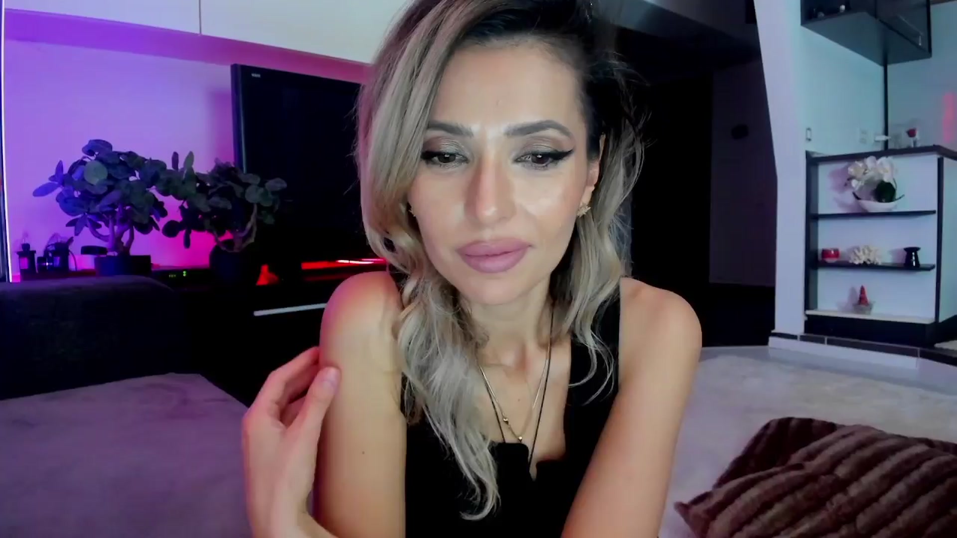 Gallery image thumbnail from SmileyTinaa's myfreecams stream on, 03/21/2024, 01:41 image 9 of 20