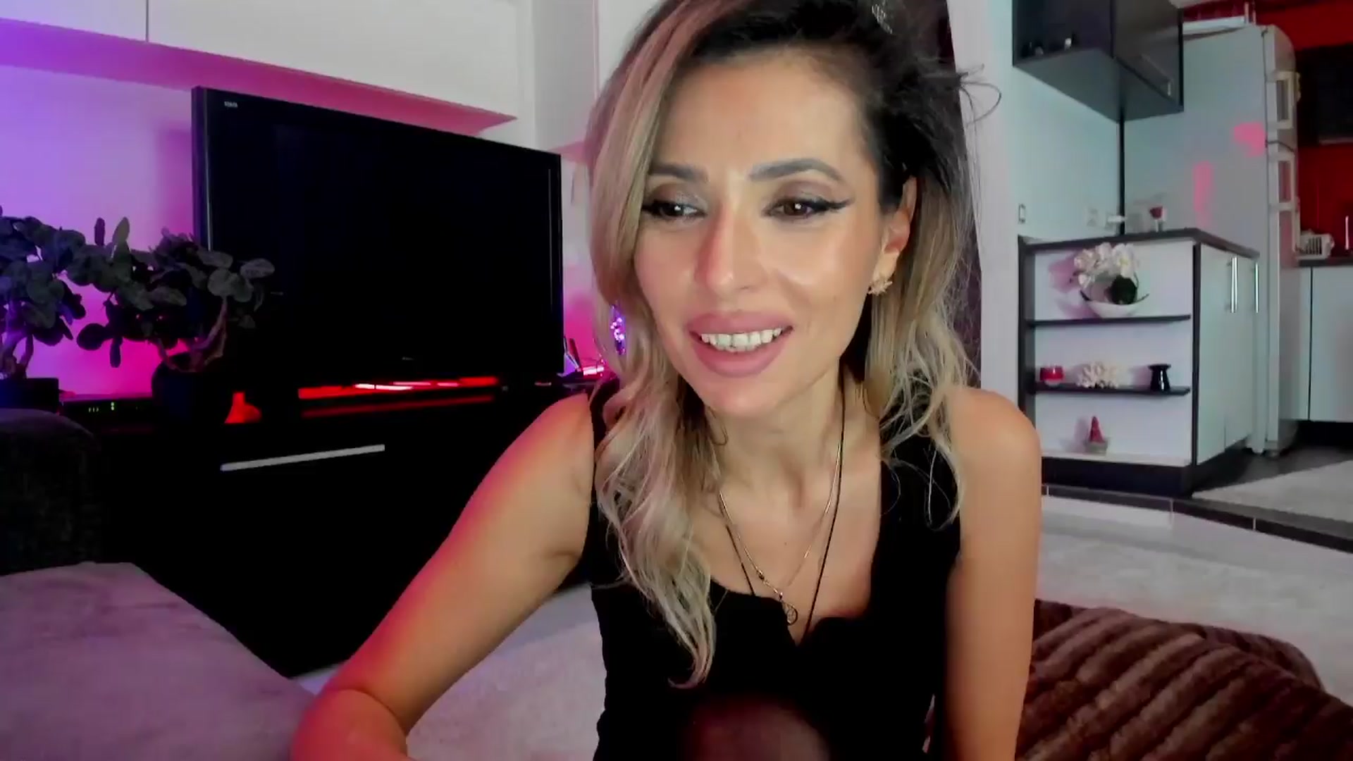Gallery image thumbnail from SmileyTinaa's myfreecams stream on, 03/21/2024, 01:41 image 12 of 20