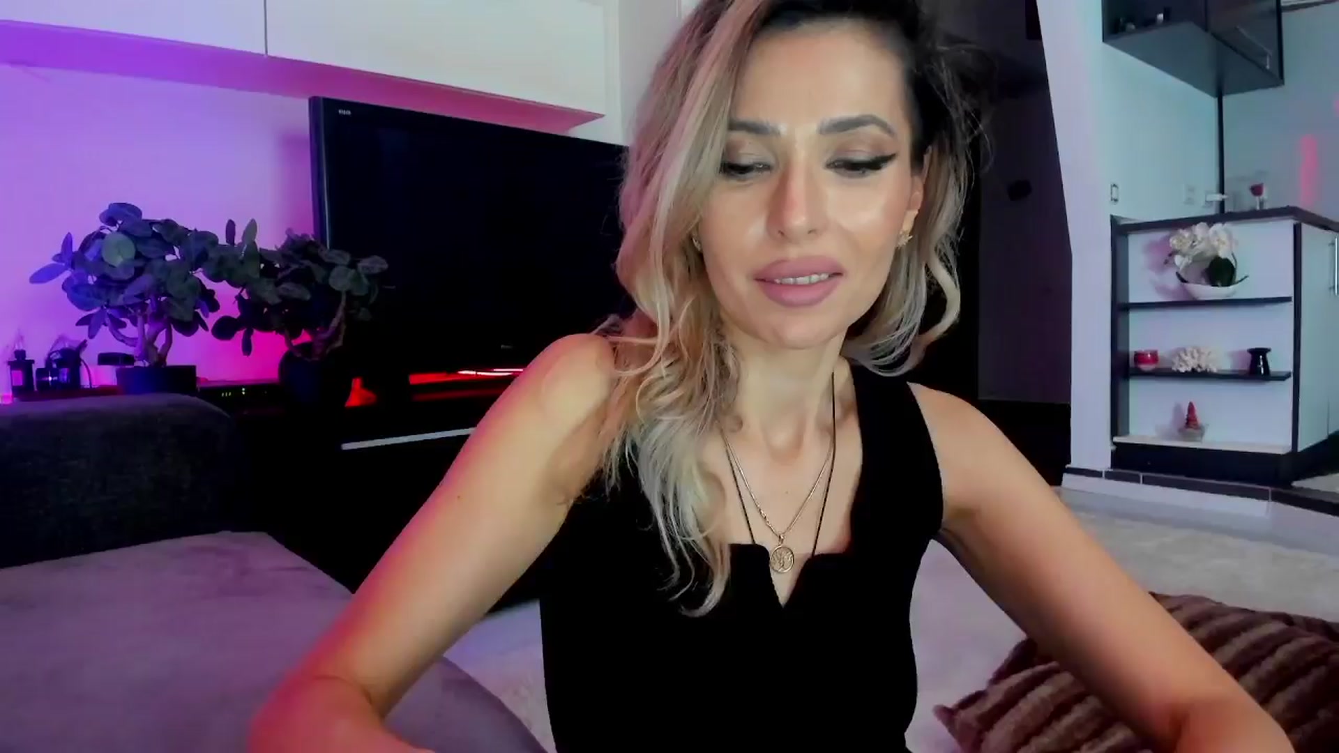Gallery image thumbnail from SmileyTinaa's myfreecams stream on, 03/21/2024, 01:41 image 4 of 20