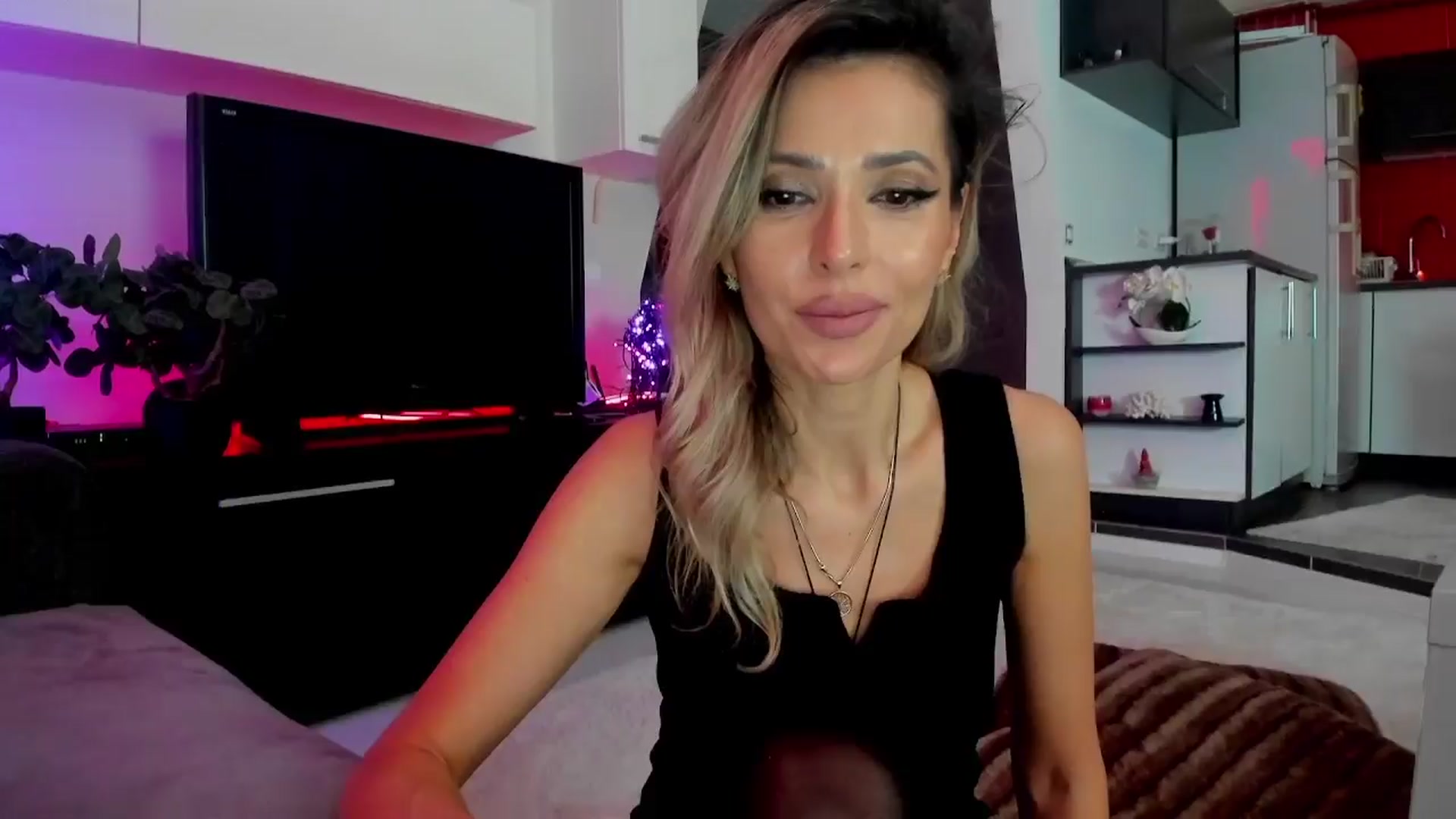 Gallery image thumbnail from SmileyTinaa's myfreecams stream on, 03/21/2024, 01:41 image 16 of 20