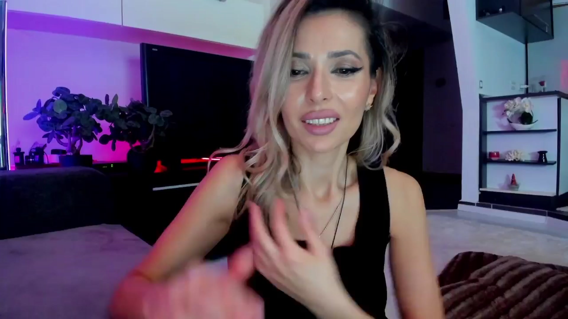 Gallery image thumbnail from SmileyTinaa's myfreecams stream on, 03/21/2024, 01:41 image 5 of 20