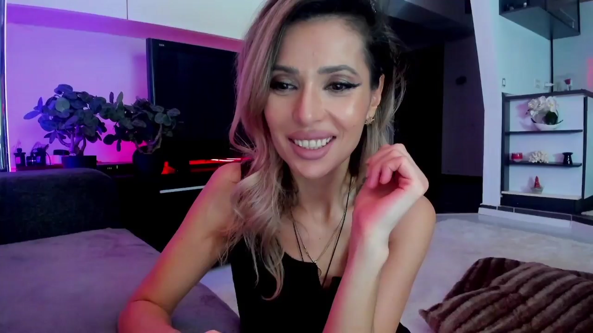 Gallery image thumbnail from SmileyTinaa's myfreecams stream on, 03/21/2024, 01:41 image 7 of 20