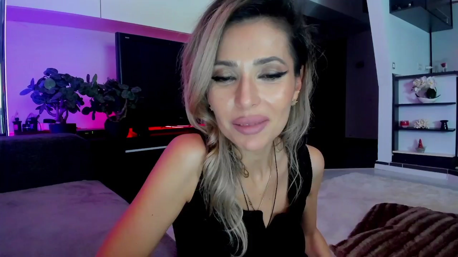 Gallery image thumbnail from SmileyTinaa's myfreecams stream on, 03/21/2024, 01:41 image 3 of 20