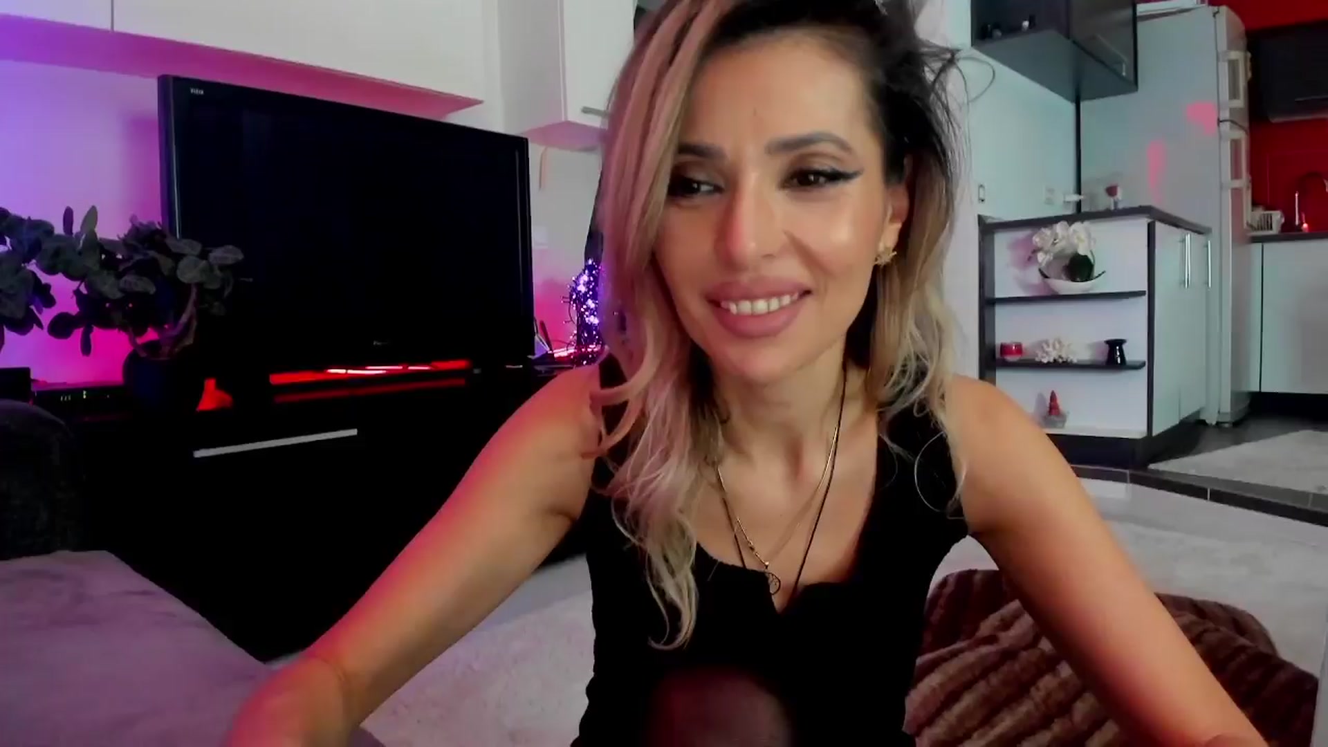 Gallery image thumbnail from SmileyTinaa's myfreecams stream on, 03/21/2024, 01:41 image 14 of 20
