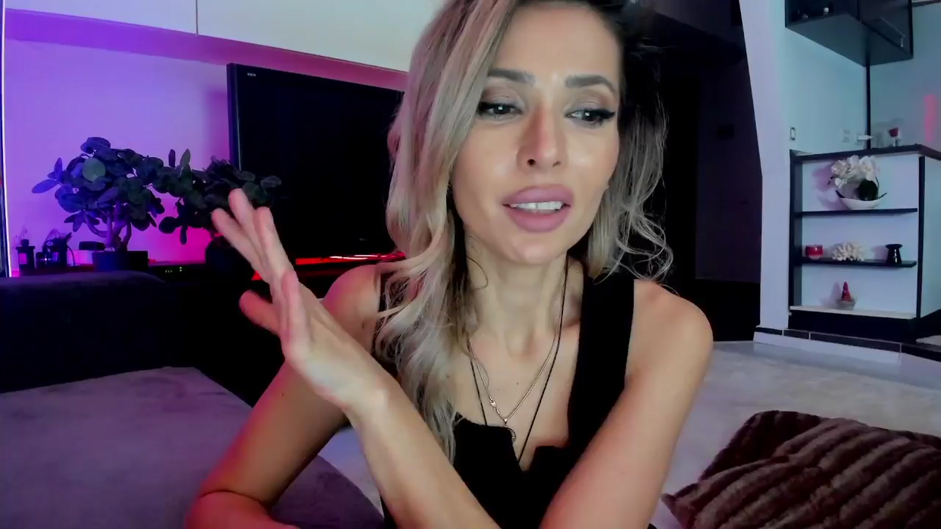 Gallery image thumbnail from SmileyTinaa's myfreecams stream on, 03/21/2024, 01:41 image 11 of 20