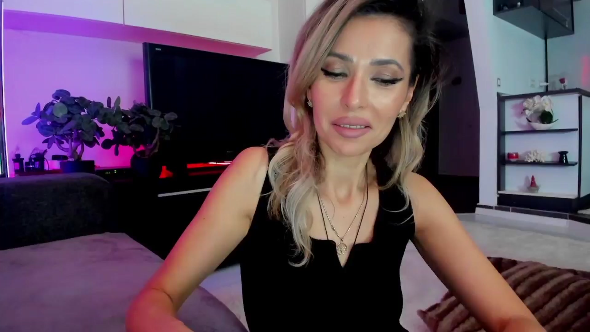 Gallery image thumbnail from SmileyTinaa's myfreecams stream on, 03/21/2024, 01:41 image 8 of 20