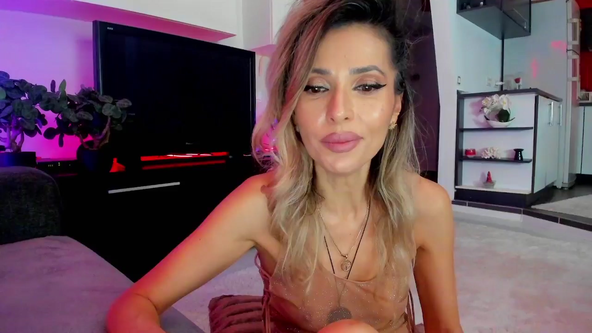 Gallery image thumbnail from SmileyTinaa's myfreecams stream on, 03/22/2024, 01:22 image 3 of 20