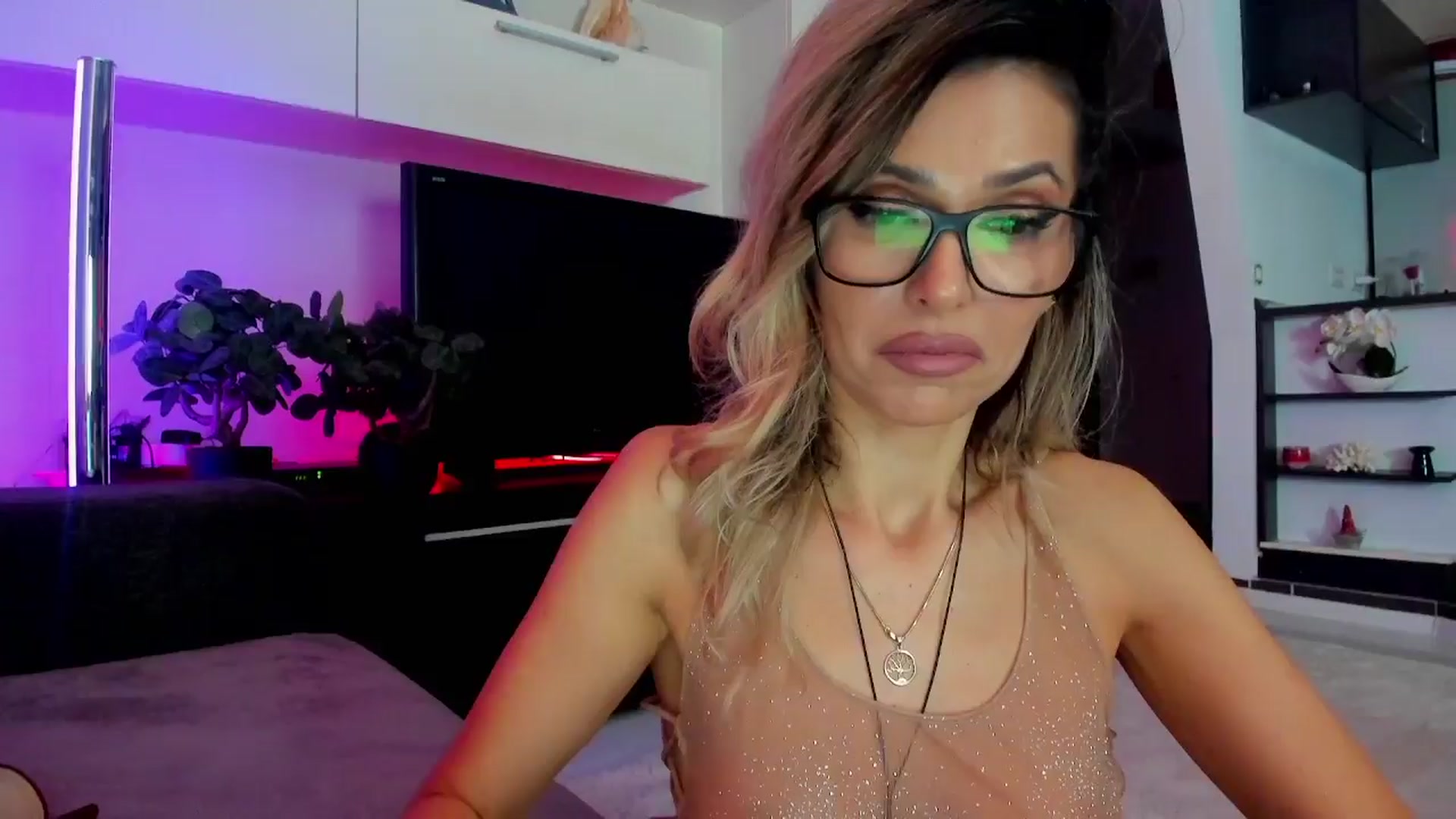 Gallery image thumbnail from SmileyTinaa's myfreecams stream on, 03/22/2024, 01:22 image 10 of 20