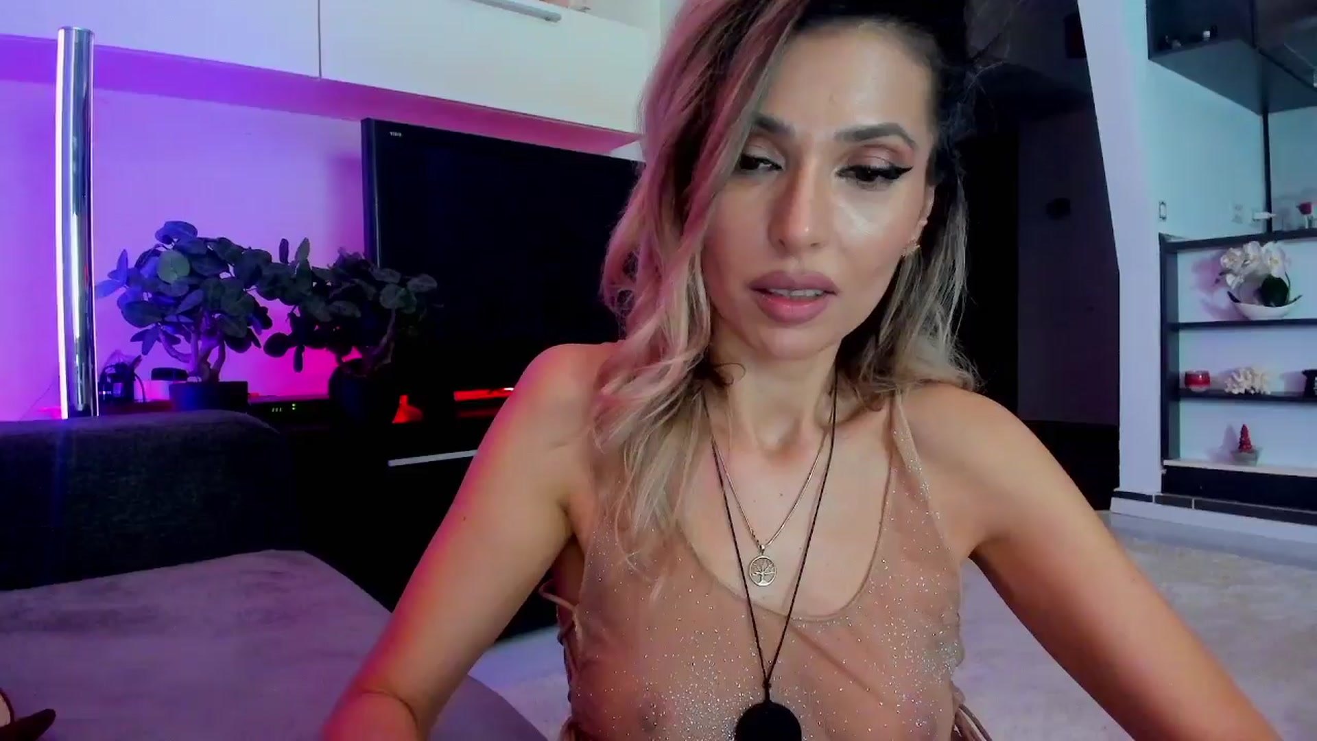 Gallery image thumbnail from SmileyTinaa's myfreecams stream on, 03/22/2024, 01:22 image 14 of 20