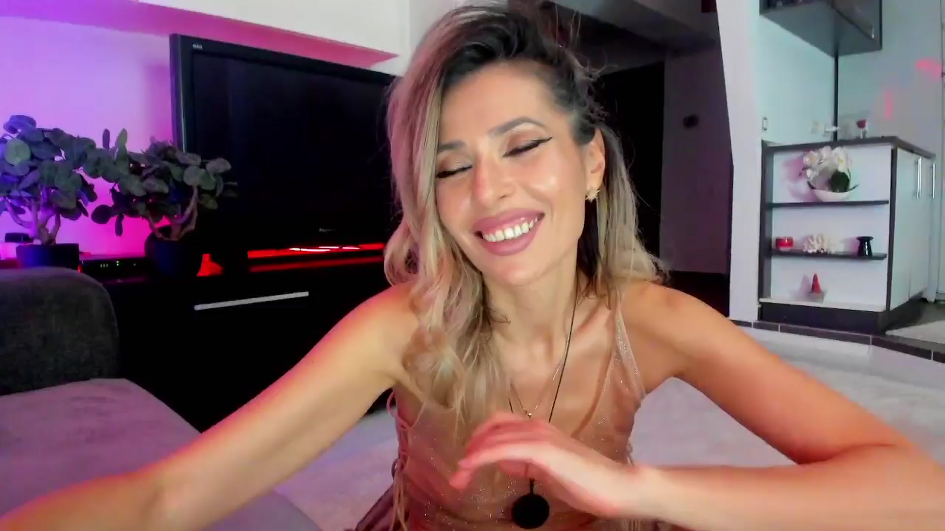 Gallery image thumbnail from SmileyTinaa's myfreecams stream on, 03/22/2024, 01:22 image 16 of 20