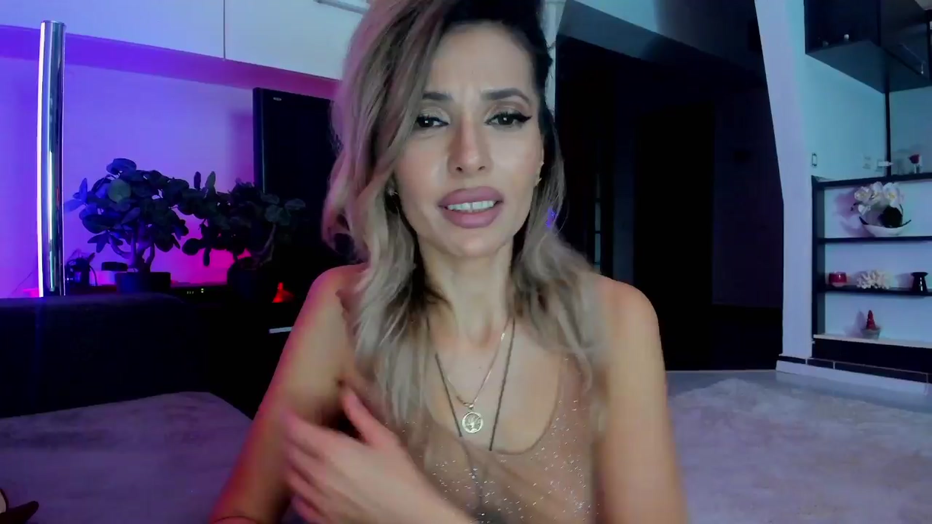 Gallery image thumbnail from SmileyTinaa's myfreecams stream on, 03/22/2024, 01:22 image 13 of 20