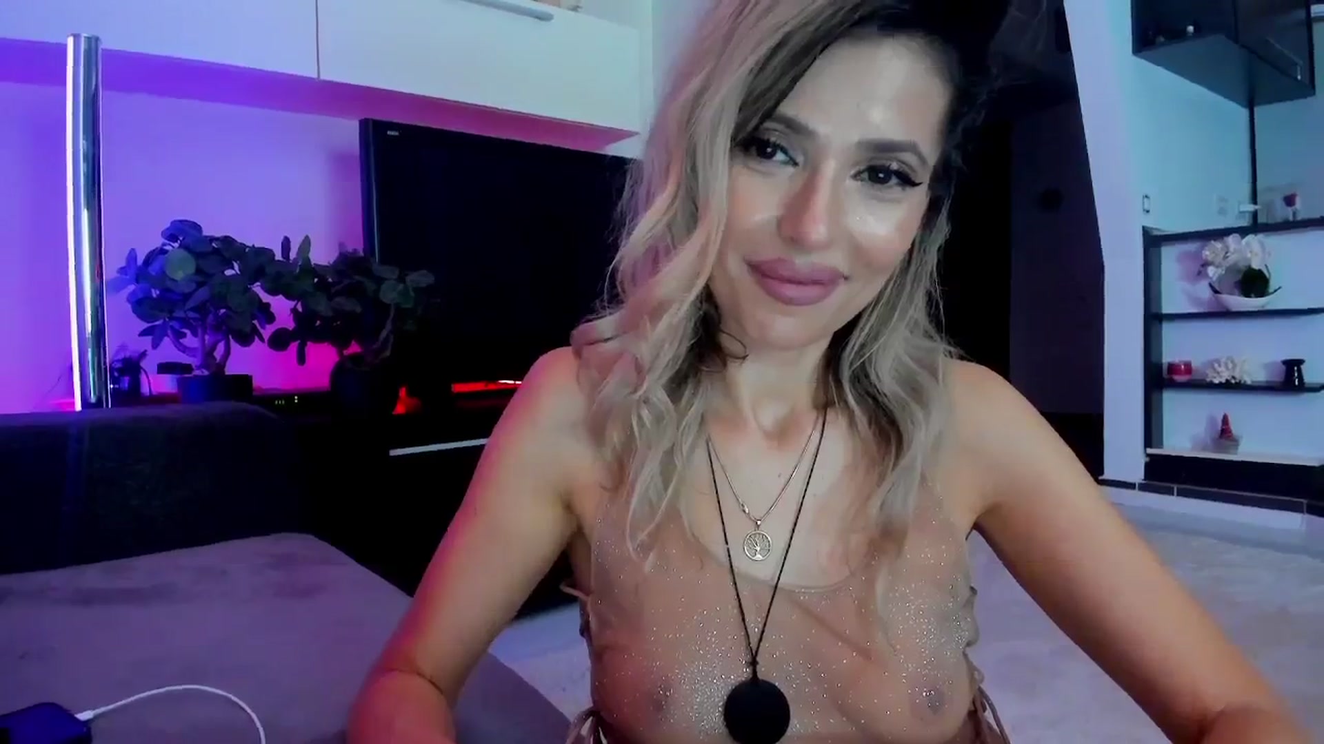 Gallery image thumbnail from SmileyTinaa's myfreecams stream on, 03/22/2024, 02:57 image 15 of 20