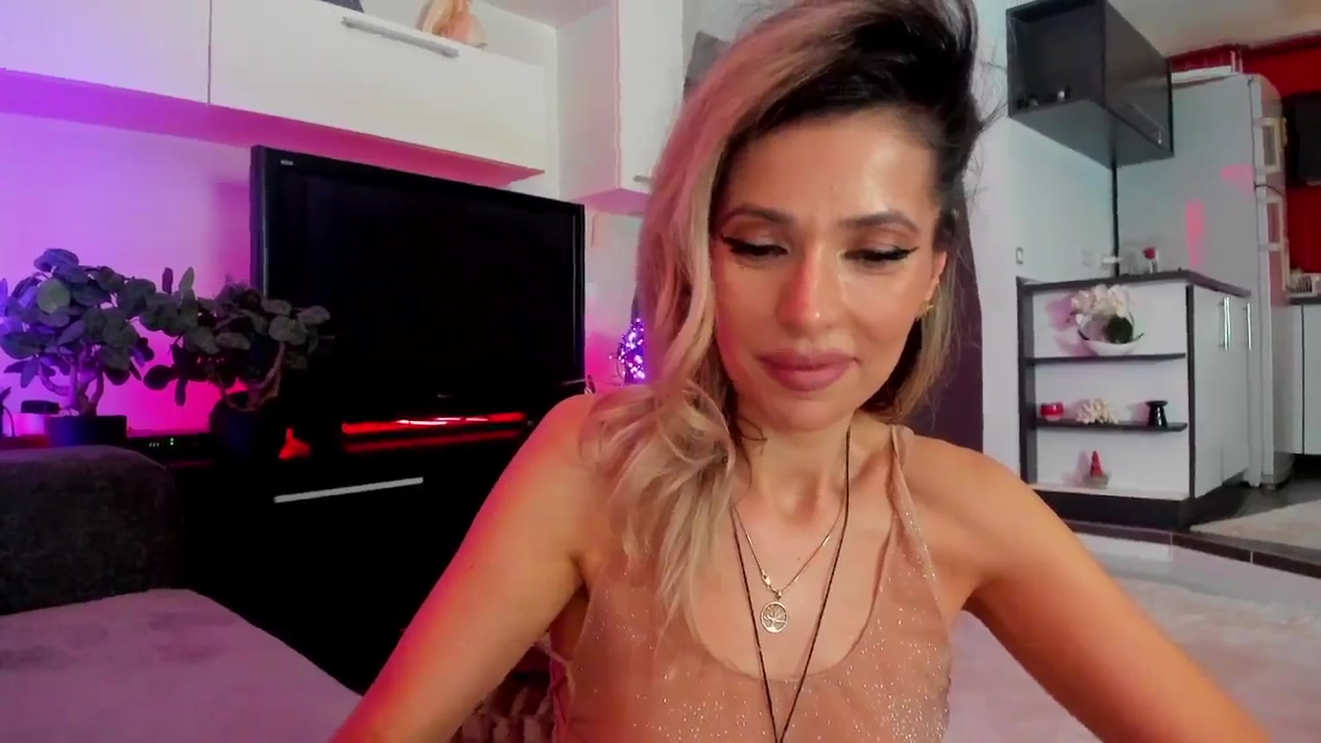 Gallery image thumbnail from SmileyTinaa's myfreecams stream on, 03/22/2024, 02:57 image 2 of 20