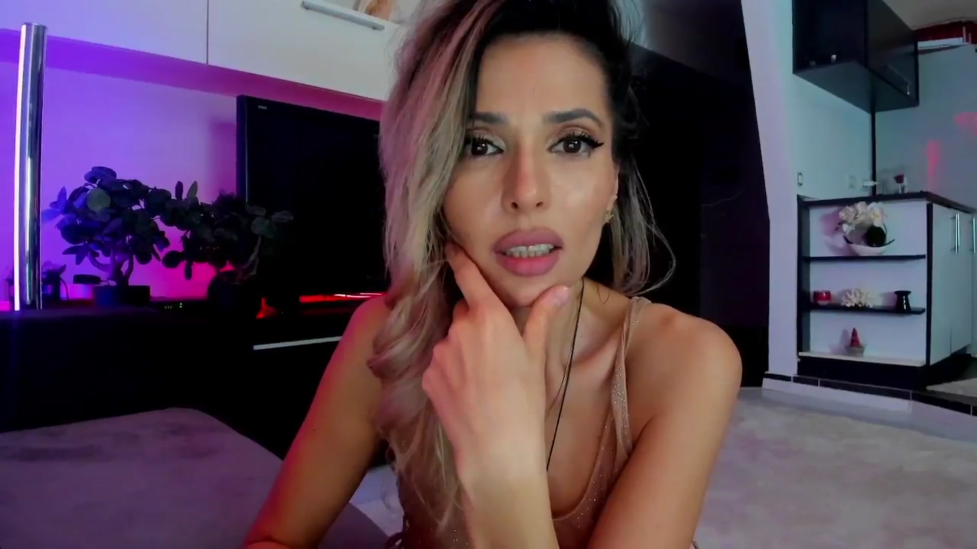 Gallery image thumbnail from SmileyTinaa's myfreecams stream on, 03/22/2024, 05:03 image 3 of 20