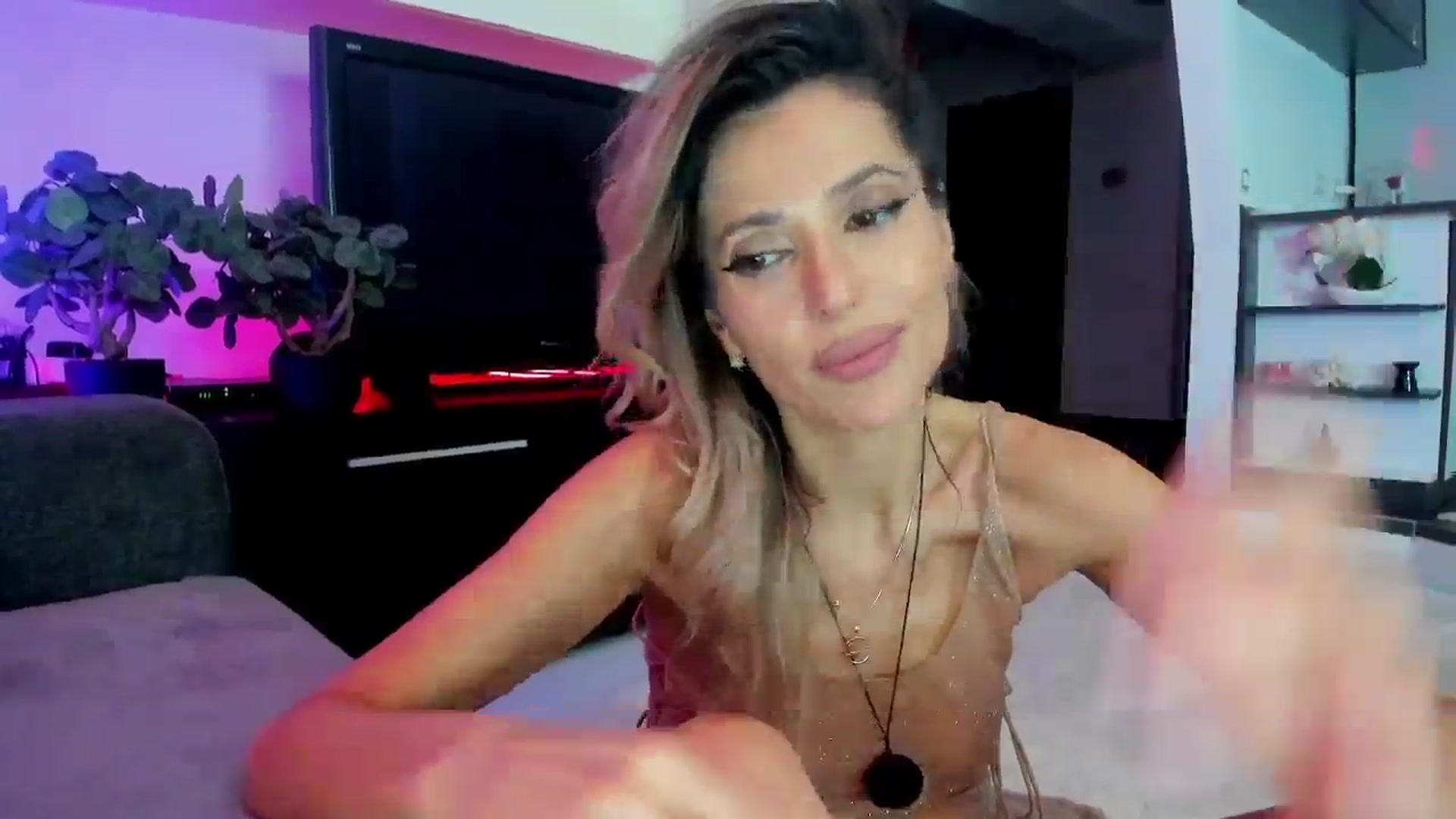 Gallery image thumbnail from SmileyTinaa's myfreecams stream on, 03/22/2024, 05:03 image 17 of 20