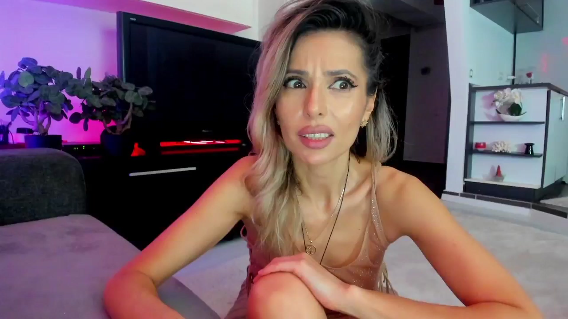 Gallery image thumbnail from SmileyTinaa's myfreecams stream on, 03/22/2024, 05:03 image 1 of 20