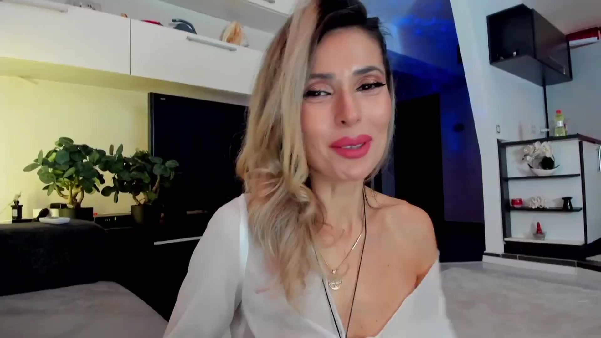 Gallery image thumbnail from SmileyTinaa's myfreecams stream on, 03/23/2024, 24:04 image 15 of 20