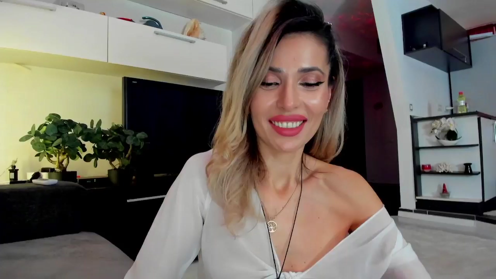 Gallery image thumbnail from SmileyTinaa's myfreecams stream on, 03/23/2024, 24:04 image 19 of 20