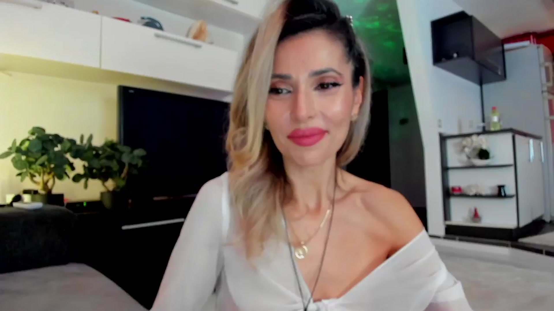 Gallery image thumbnail from SmileyTinaa's myfreecams stream on, 03/23/2024, 24:04 image 14 of 20