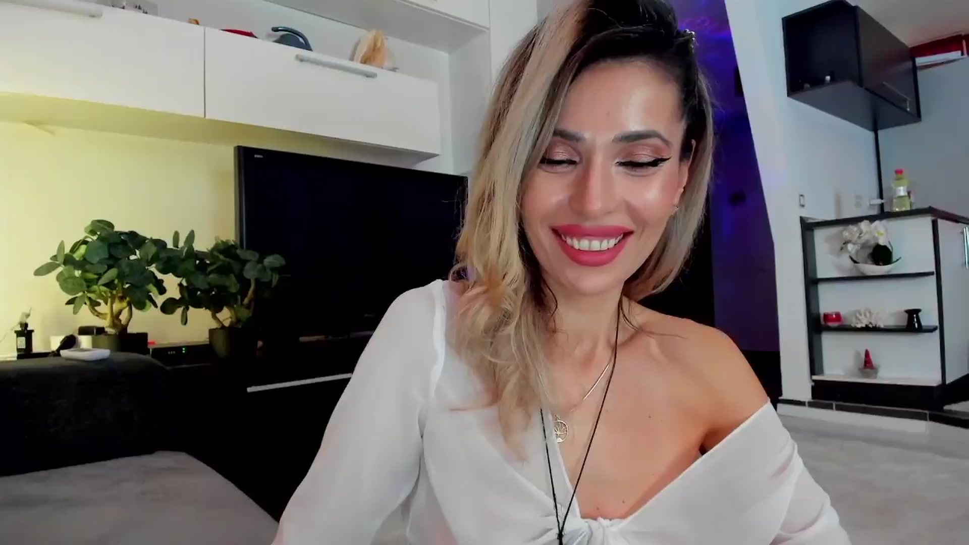 Gallery image thumbnail from SmileyTinaa's myfreecams stream on, 03/23/2024, 24:04 image 16 of 20
